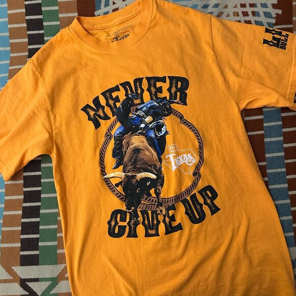 *B2G1F* Billy Bob's Texas "Never Give Up" T-Shirt - Picture 1 of 5